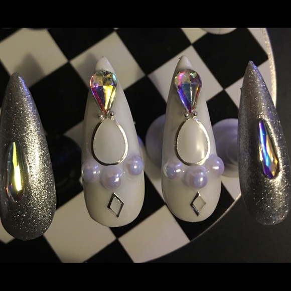 ICCED OUT BRIDE💎💍 PRESS ON NAILS - Picture 3 of 10